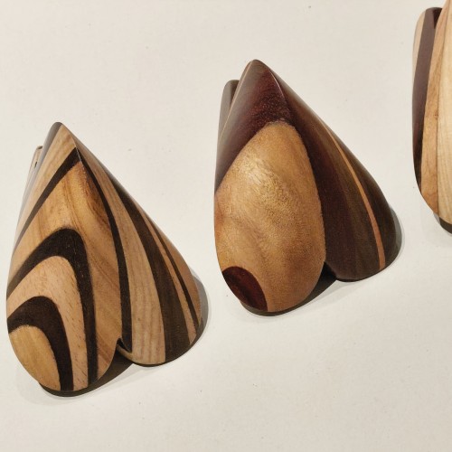  張敦鳴藝術創作/原色與深咖啡色相間木雕/四面立體桃心/愛心/禮品/公共空間藝術品/共3件 - Dawn create