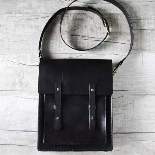 手工碳黑色植鞣牛皮側背包（大）