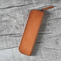焦糖色硬挺立體植鞣真皮革筆袋