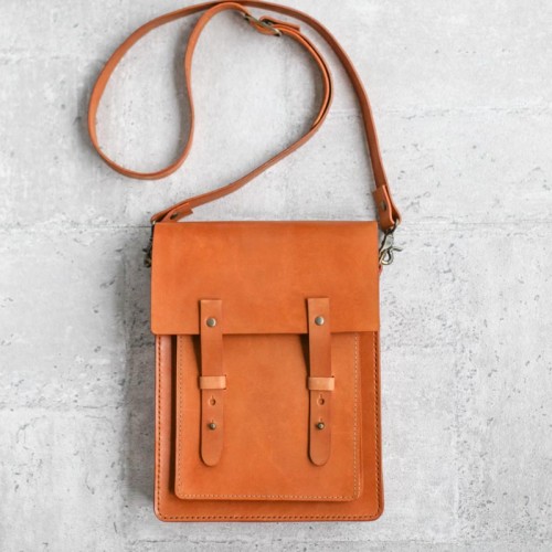 經典手工植鞣牛皮焦糖色肩背側背包